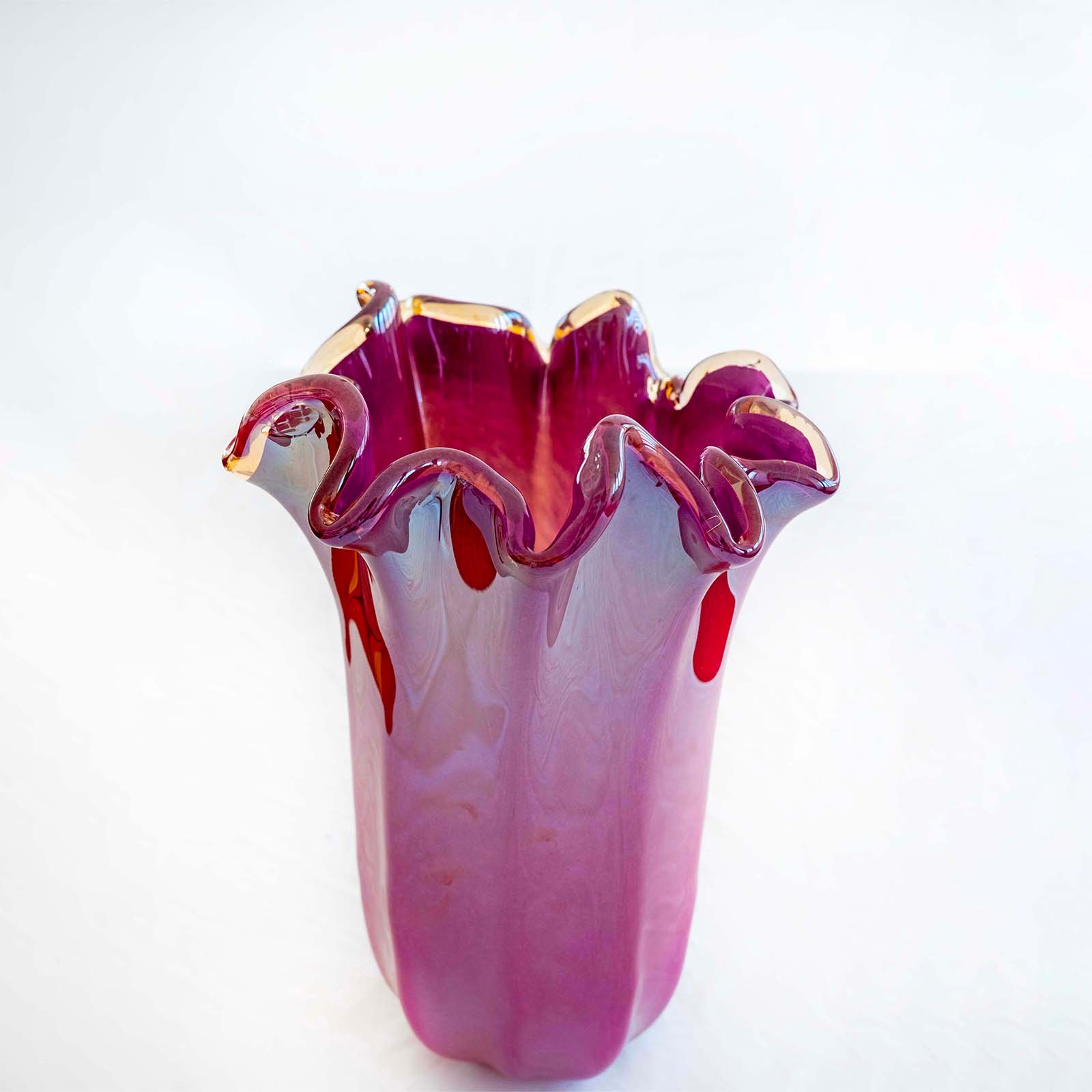 Die „Murano Dream“ – eine große violette „Fazzoletto“-Vase aus Murano-Glas (H 31, Ø 20 cm) mit gewelltem Rand und goldroten Akzenten – präsentiert handgefertigte Glaskunst vor weißem Hintergrund.