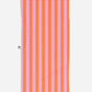 Das „Notabag | Handtuch orange & rosa gestreift 78 × 160 cm“ ist ein rechteckiges, leichtes Reisehandtuch von Notabag mit vertikalen orangefarbenen und rosa Streifen auf weißem Hintergrund. Es besteht aus recyceltem Polyester und ist auf der linken Seite mit einem kleinen schwarz-weißen Etikett versehen.