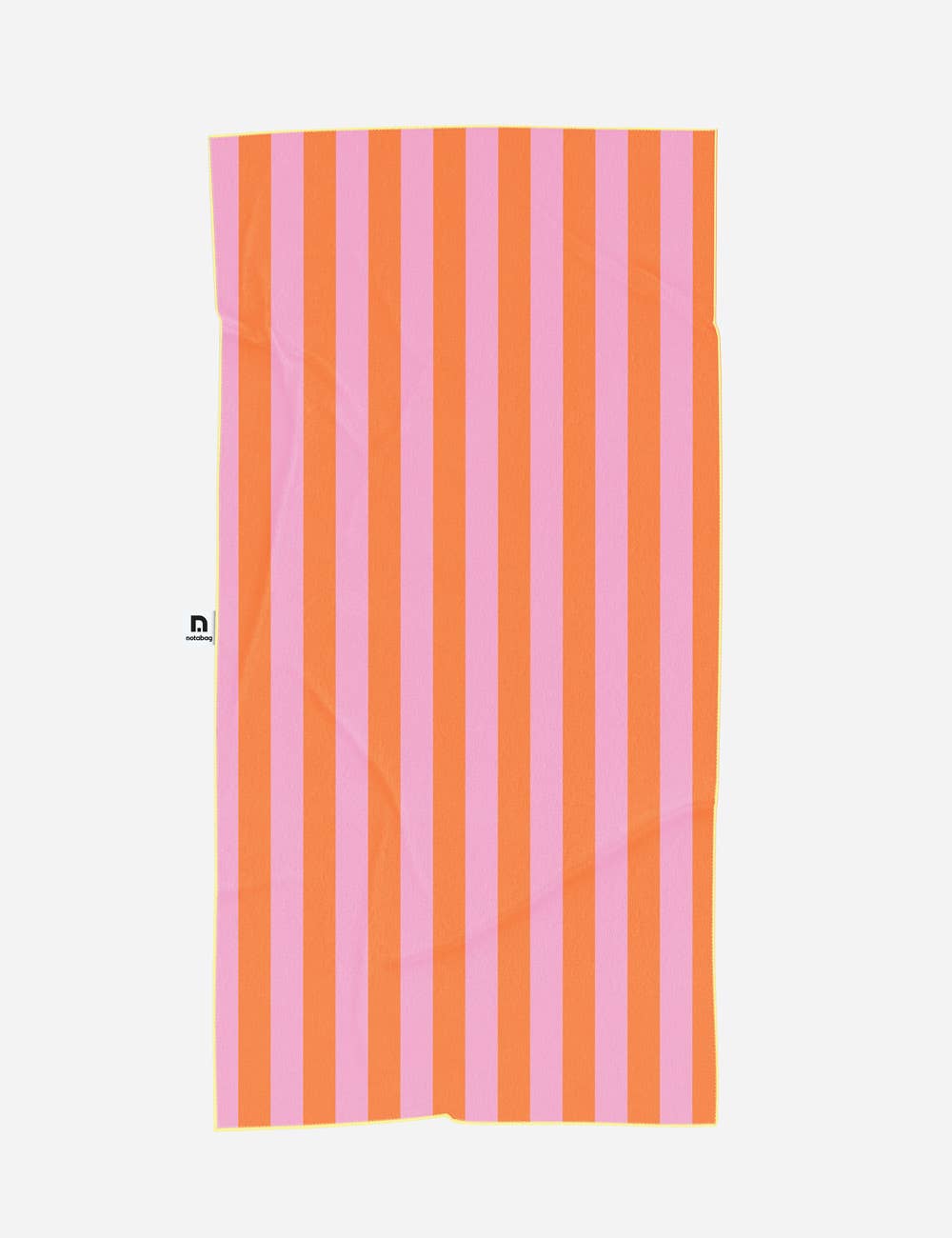 Das „Notabag | Handtuch orange & rosa gestreift 78 × 160 cm“ ist ein rechteckiges, leichtes Reisehandtuch von Notabag mit vertikalen orangefarbenen und rosa Streifen auf weißem Hintergrund. Es besteht aus recyceltem Polyester und ist auf der linken Seite mit einem kleinen schwarz-weißen Etikett versehen.