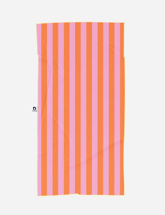 Das „Notabag | Handtuch orange & rosa gestreift 78 × 160 cm“ ist ein rechteckiges, leichtes Reisehandtuch von Notabag mit vertikalen orangefarbenen und rosa Streifen auf weißem Hintergrund. Es besteht aus recyceltem Polyester und ist auf der linken Seite mit einem kleinen schwarz-weißen Etikett versehen.