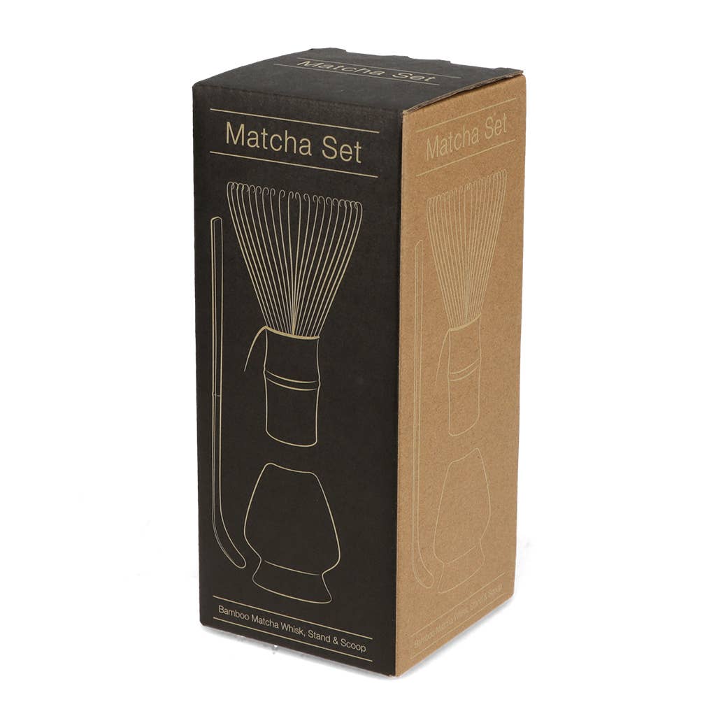 Das Rex Europe Set "Rex | Handgefertigter Matcha Besen & Ständer im Set" kommt in einer rechteckigen Box mit schlichter Linienführung von Bambusbesen, Ständer und Schöpfer - ideal für eine japanische Tee-Zeremonie zu Hause.