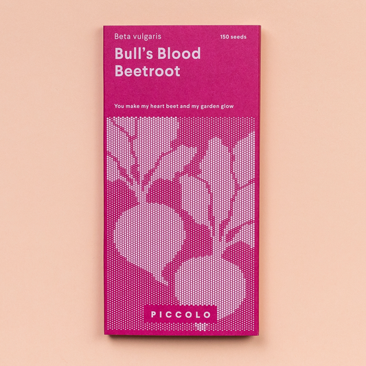 Eine Packung Piccolo Seeds | Rote-Bete-Bullenblut von Piccolo Seeds, mit rosa und weißen Rüben-Illustrationen und dem Text: "Beta vulgaris, 150 Samen, Du bringst mein Rübenherz und meinen Garten zum Glühen." Eine alte Rübensorte, die hitzetolerant ist.