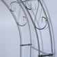 Nahaufnahme des Rosenbogens SPITZ Vollmetall stabil, Vollmaterial 12 mm von Königliche Gartenakademie. Dieser feuerverzinkte Metallbogen mit glatten, glänzenden Stäben und filigranen Spiraldetails ist ideal als dekoratives Rankgitter oder Rosenbogen.