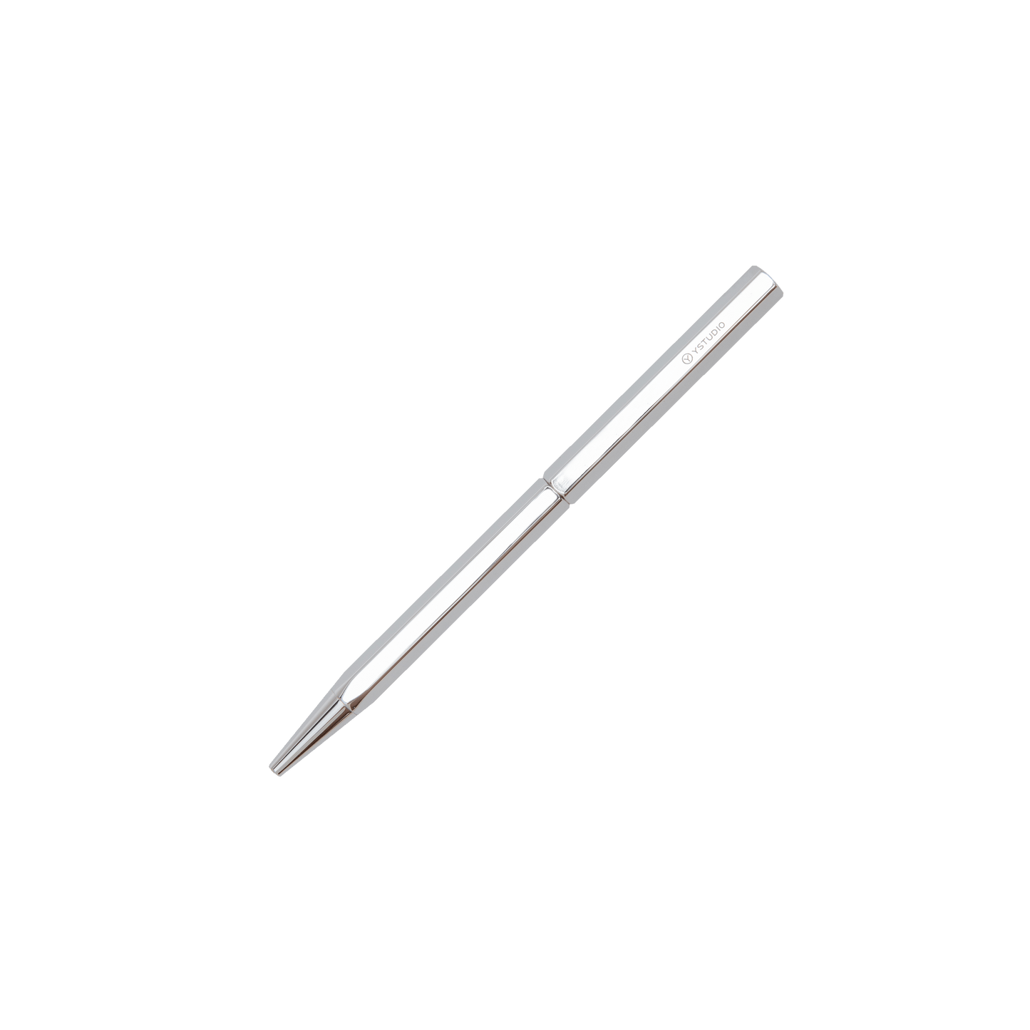 Der YSTUDIO | Klassischer Revolve Kugelschreiber Slim (Glänzendes Silber) von ENTREPÔT, ein minimalistischer Kugelschreiber in Silber, liegt elegant diagonal auf weißem Hintergrund und verkörpert luxuriöses Schreibgefühl.