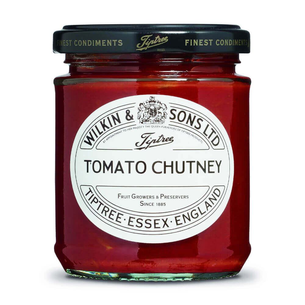 Ein 210-g-Glas „Wilkin & Sons | Tiptree Tomaten-Chutney“ mit einem weißen Etikett mit schwarzer Beschriftung, gefüllt mit leuchtend rotem Chutney, hergestellt in Tiptree, Essex, England, von Wilkin & Sons.