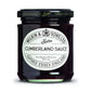Ein 227-g-Glas „Wilkin & Sons | Tiptree Cumberland Sauce“ mit schwarzem Deckel und weißem Etikett, auf dem der Markenname „Wilkin & Sons“ sowie Produktinformationen zu finden sind. Das Glas enthält eine dunkelrote, fruchtig-würzige Sauce, die sich ideal zum Verfeinern Ihrer Lieblingsgerichte eignet.