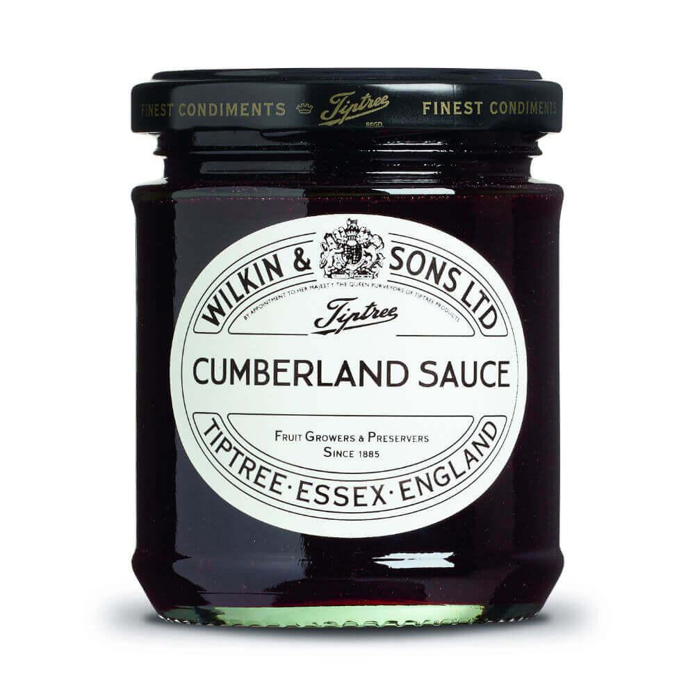 Ein 227-g-Glas „Wilkin & Sons | Tiptree Cumberland Sauce“ mit schwarzem Deckel und weißem Etikett, auf dem der Markenname „Wilkin & Sons“ sowie Produktinformationen zu finden sind. Das Glas enthält eine dunkelrote, fruchtig-würzige Sauce, die sich ideal zum Verfeinern Ihrer Lieblingsgerichte eignet.