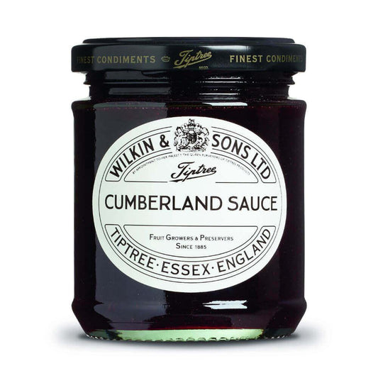 Ein 227-g-Glas „Wilkin & Sons | Tiptree Cumberland Sauce“ mit schwarzem Deckel und weißem Etikett, auf dem der Markenname „Wilkin & Sons“ sowie Produktinformationen zu finden sind. Das Glas enthält eine dunkelrote, fruchtig-würzige Sauce, die sich ideal zum Verfeinern Ihrer Lieblingsgerichte eignet.