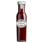 Eine klare Glasflasche „Wilkin & Sons | Tiptree Steak Sauce Rauchig würzig“ (260 ml) verfügt über einen silbernen Verschluss und ein ovales weißes Etikett auf der Vorderseite, auf dem der Produktname und die Füllmenge angegeben sind. Diese klassische englische Würzsauce von Wilkin & Sons überzeugt durch einen rauchigen und würzigen Geschmack und eignet sich perfekt, um Ihre Lieblingsgerichte zu verfeinern.