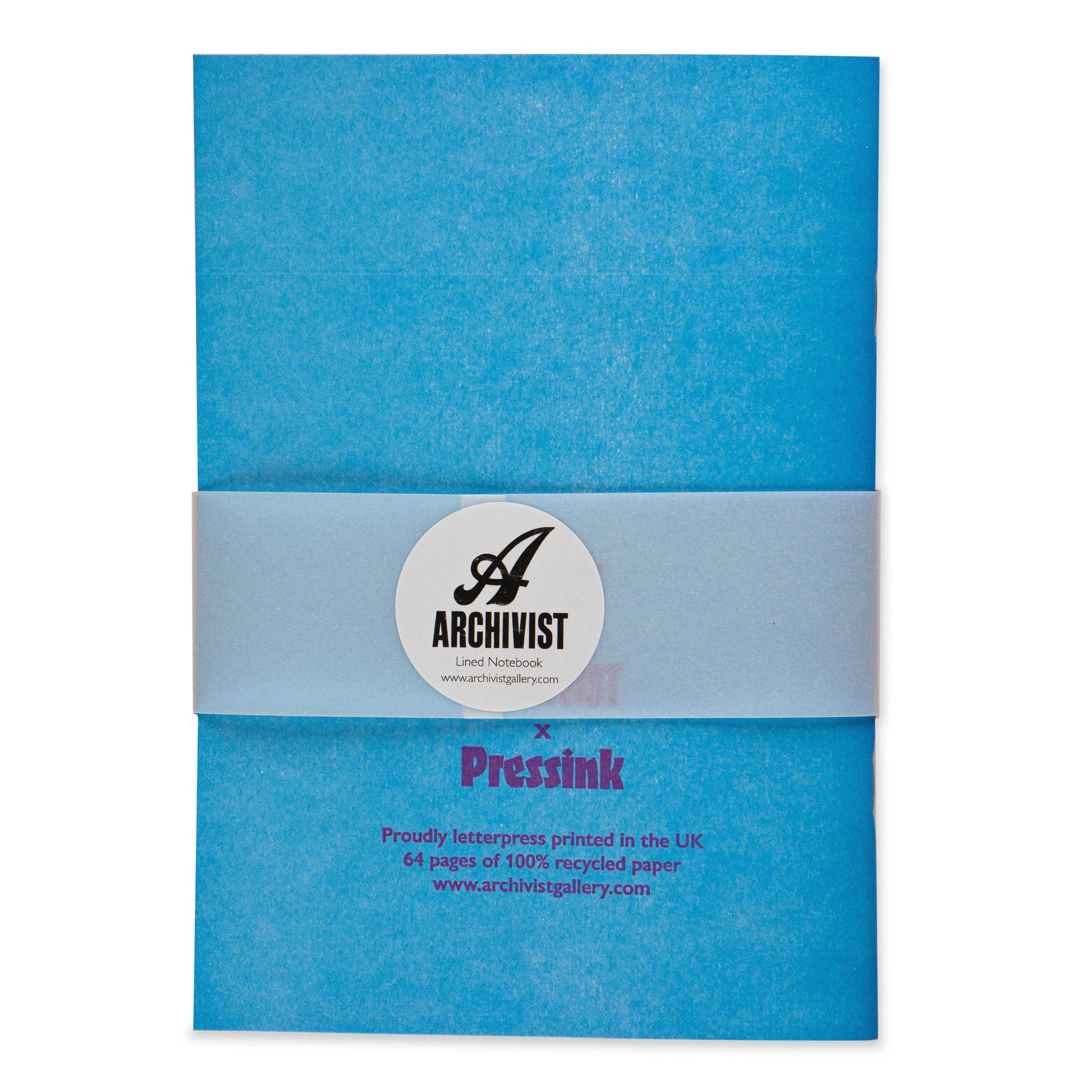 Das Pressink | Notizbuch 'Love' von Archivist Gallery ist ein blaues A5-Notizbuch aus Leinen mit weißem Logo-Etikett, mit dem Schriftzug "Pressink" auf dem Umschlag und 64 Seiten aus 100% Recyclingpapier, gedruckt in Großbritannien.