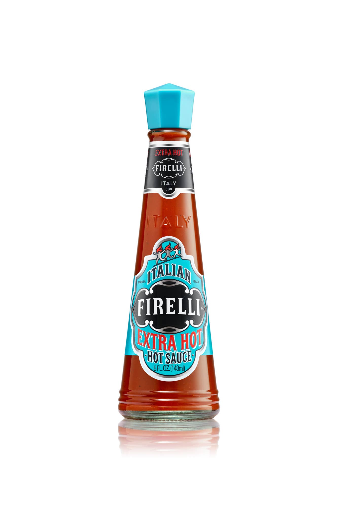 Eine 148 ml Glasflasche Firelli | Extra scharfe italienische Sauce mit blauem Deckel und Etikett (rote/blaue Schrift auf weißem Grund), ideal für Grillfleisch, ist auf einer weißen Fläche isoliert abgebildet.