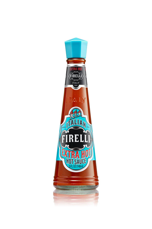 Eine 148 ml Glasflasche Firelli | Extra scharfe italienische Sauce mit blauem Deckel und Etikett (rote/blaue Schrift auf weißem Grund), ideal für Grillfleisch, ist auf einer weißen Fläche isoliert abgebildet.