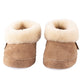Der Emmy Slipper aus Schaffell von Shepherd of Sweden in Chestnut (Größe 37) zeichnet sich durch braunes Wildleder, weiche cremefarbene Shearling-Manschetten und weiße Sohlen aus, schön fotografiert auf weißem Hintergrund.