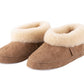 Ein Paar Emmy Slipper aus Schaffell in Chestnut (Größe 37) von Shepherd of Sweden, mit weichem cremefarbenem Schaffellfutter um den Knöchel, auf weißem Hintergrund.
