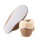 Ein Paar Shepherd of Sweden Emmy Slipper aus Schaffell in Chestnut (Größe 37); ein aufrechtes Exemplar zeigt die Rückseite und das andere ist gekippt, um die glatte weiße Sohle und das weiche, flauschige Innenfutter zu zeigen.