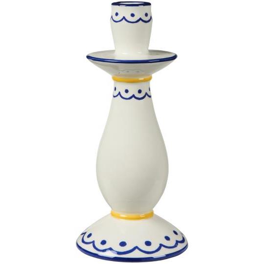 Der Ib Laursen | Kerzenhalter aus Keramik weiß/blau gemustert (22 cm) von IB Laursen hat einen abgerundeten Sockel, ein blaues Wellenmuster und gelbe Akzente - ideal für Stabkerzen und um Ihrem Raum Retro-Charme zu verleihen.