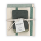 Drei grün-cremefarben gestreifte Küchentücher aus Baumwolle von Aspegren Denmark, gefaltet und mit einer weißen Schnur zusammengebunden, mit einem Etikett mit der Aufschrift: „ASPEGREN Denmark GIFT SET, dänisches Design, 100 % BIO-BAUMWOLLE.“.