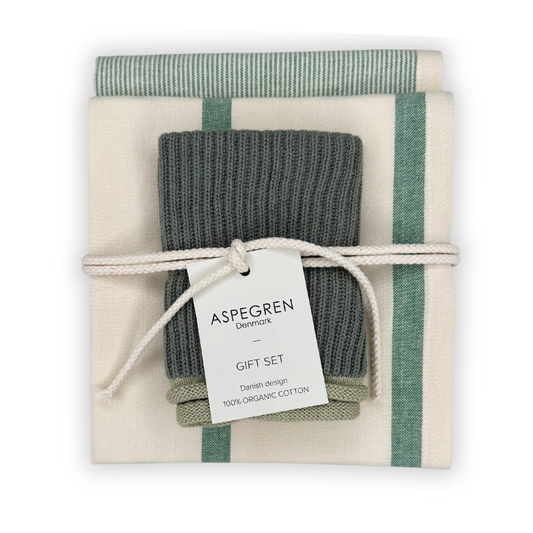 Drei grün-cremefarben gestreifte Küchentücher aus Baumwolle von Aspegren Denmark, gefaltet und mit einer weißen Schnur zusammengebunden, mit einem Etikett mit der Aufschrift: „ASPEGREN Denmark GIFT SET, dänisches Design, 100 % BIO-BAUMWOLLE.“.