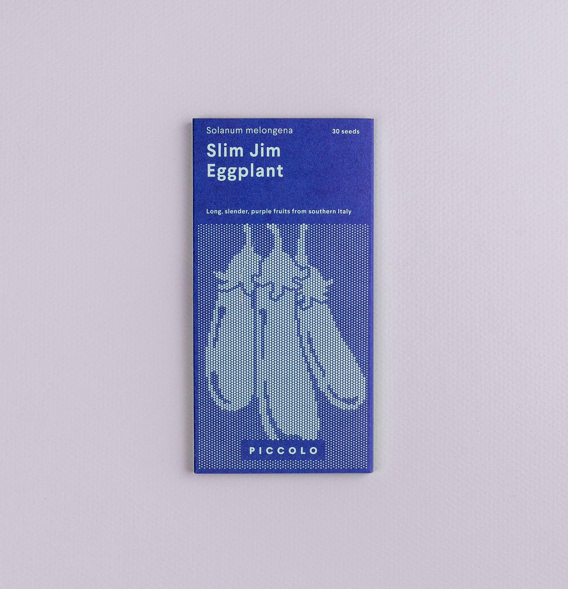 Eine blaue Piccolo Seeds-Packung mit der Aufschrift 'Slim Jim Eggplant' Aubergine, mit einer Illustration schlanker italienischer Auberginen und einem Text, der darauf hinweist, dass sie 30 Samen des langen, violetten Terrassengemüses aus Süditalien enthält.