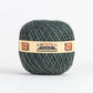 Ein Knäuel dunkelgrüner Nutscene Twines Ltd Jute-Schnur aus der Heritage Twine-Reihe mit beigem Etikett, Union Jack-Flaggen und "The Ideal Garden Twine", biologisch abbaubar und vegan, auf weißem Hintergrund.