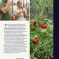 Eine Frau und ein Mann genießen Tomaten in einem Garten, was ihre Liebe zur Tomatenpflege widerspiegelt. Auf der rechten Seite sind reife rote Tomaten zu sehen. Das Bild wirbt für "Tomatenlust | Die Geheimnisse der Tomatenpioniere" vom Haupt Verlag, mit deutschem Text auf der linken Seite.