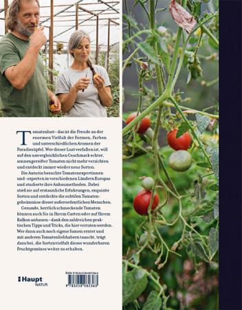 Eine Frau und ein Mann genießen Tomaten in einem Garten, was ihre Liebe zur Tomatenpflege widerspiegelt. Auf der rechten Seite sind reife rote Tomaten zu sehen. Das Bild wirbt für "Tomatenlust | Die Geheimnisse der Tomatenpioniere" vom Haupt Verlag, mit deutschem Text auf der linken Seite.