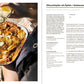 Ein goldbraunes Bratapfeldessert wird in einer rechteckigen Schale im Freien mit Sahne serviert. Die rechte Seite zeigt das deutsche Rezept "Ofenschlupfer mit Äpfeln + Salzkaramell" mit Meersalz vom Ars Vivendi Verlag: Meistern Sie die Kunst des perfekten Würzens.