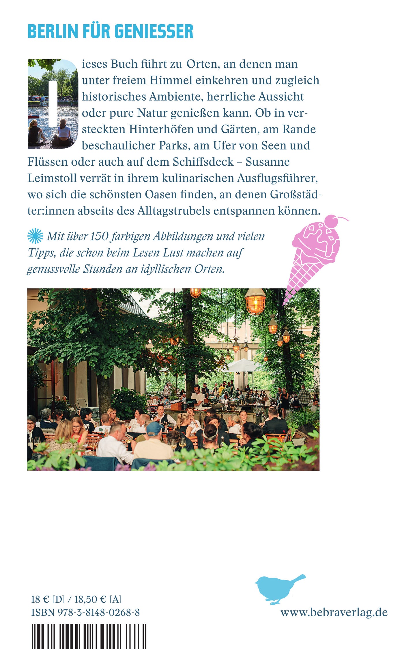 Eine lebhafte Café-Szene mit Menschen, die unter mit Laternen geschmückten Bäumen speisen - einer der schönsten Orte unter freiem Himmel, ideal für "Stadtoasen in Berlin | Die schönsten Gartencafés, Biergärten und Draußenrestaurants" vom Bebra Verlag.