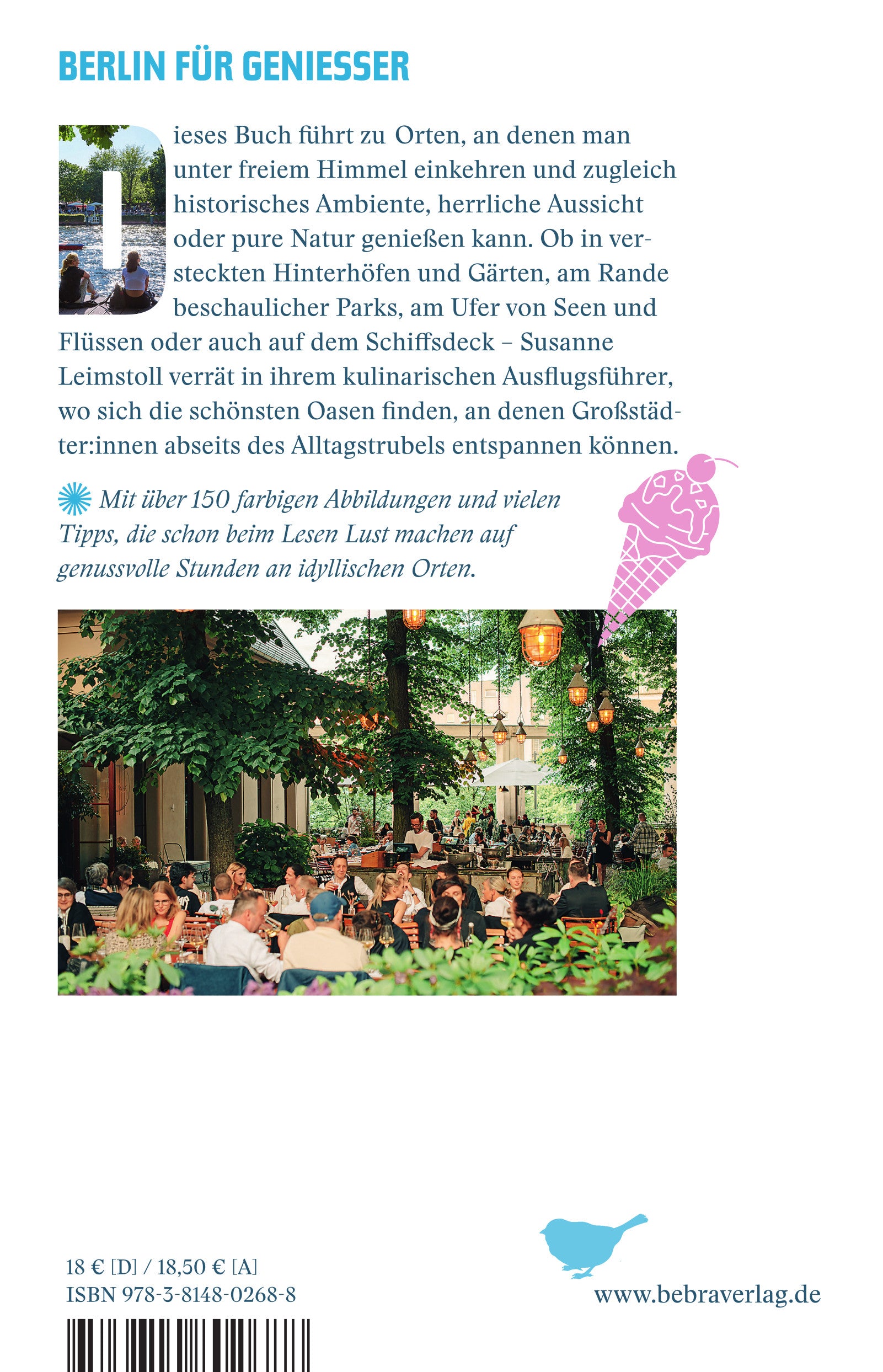 Eine lebhafte Café-Szene mit Menschen, die unter mit Laternen geschmückten Bäumen speisen - einer der schönsten Orte unter freiem Himmel, ideal für "Stadtoasen in Berlin | Die schönsten Gartencafés, Biergärten und Draußenrestaurants" vom Bebra Verlag.