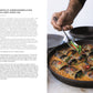 Eine Person garniert gebackene Auberginenröllchen in Curry-Kokosnuss-Dal mit frischen Kräutern und roten Chilis. Dieses goldene Gericht, inspiriert von "Flavour | Rezepte, die begeistern und inspirieren" aus dem DK Verlag, ist mit dem links abgebildeten Rezept abgebildet.