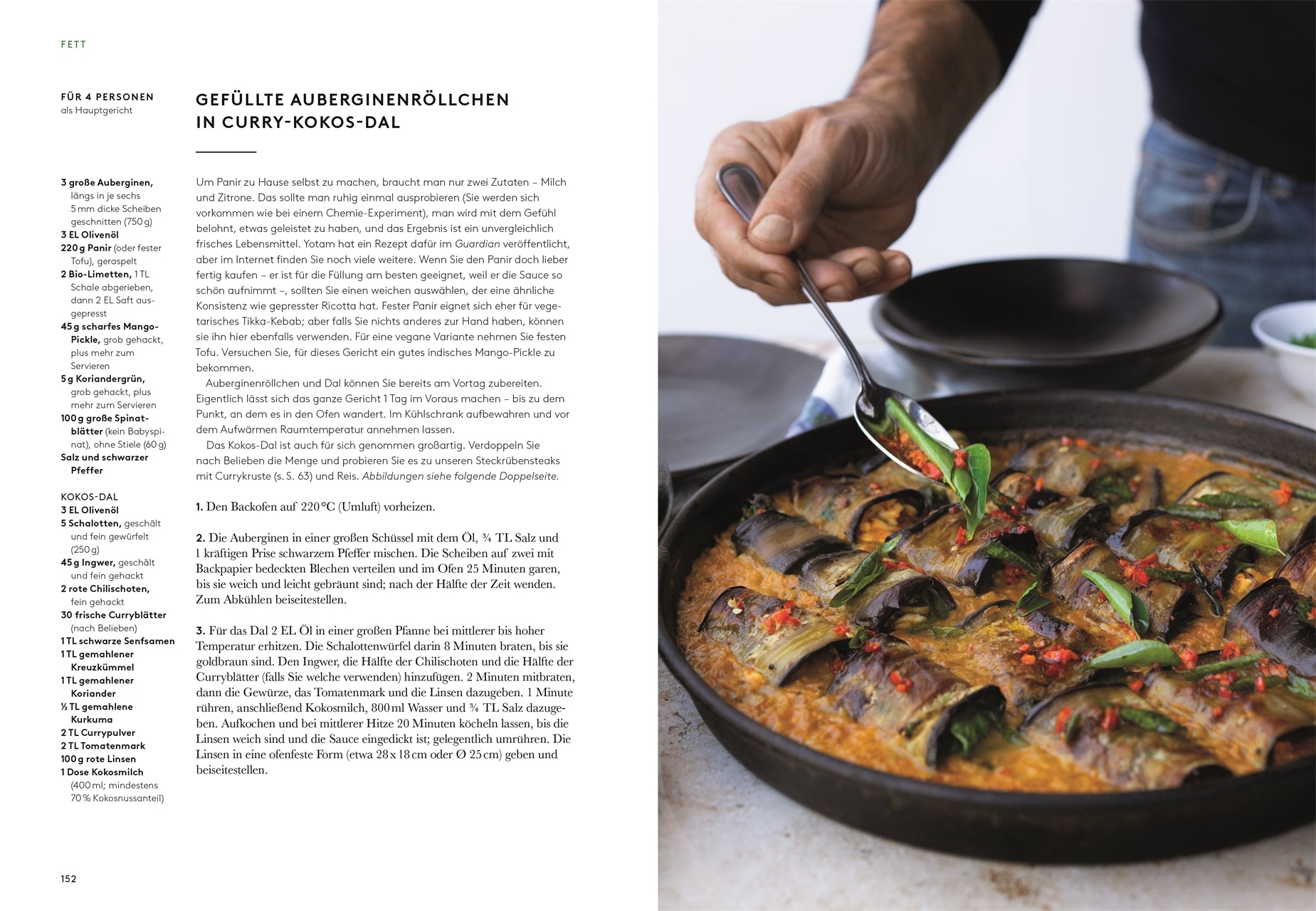 Eine Person garniert gebackene Auberginenröllchen in Curry-Kokosnuss-Dal mit frischen Kräutern und roten Chilis. Dieses goldene Gericht, inspiriert von "Flavour | Rezepte, die begeistern und inspirieren" aus dem DK Verlag, ist mit dem links abgebildeten Rezept abgebildet.