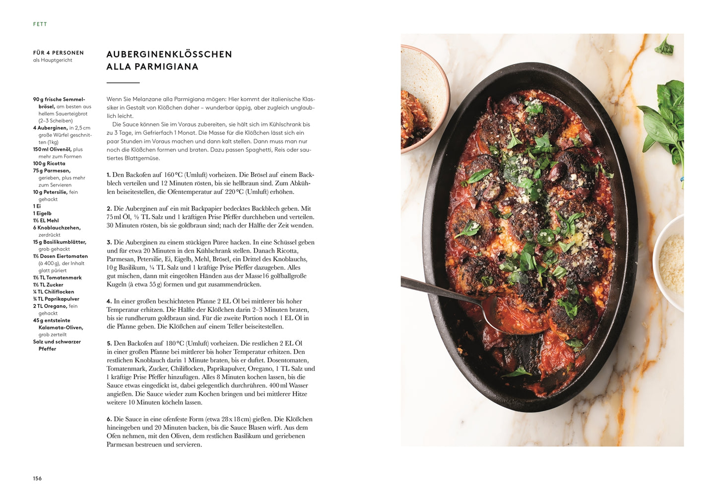 Eine von "Flavour | Rezepte, die begeistern und inspirieren" aus dem DK Verlag inspirierte Rezeptseite zeigt Auberginenklößchen alla Parmigiana, mit Zutaten und Arbeitsschritten auf der linken Seite und einem Foto von gebackenen Auberginenknödeln mit Kräutern und Käse auf der rechten Seite.