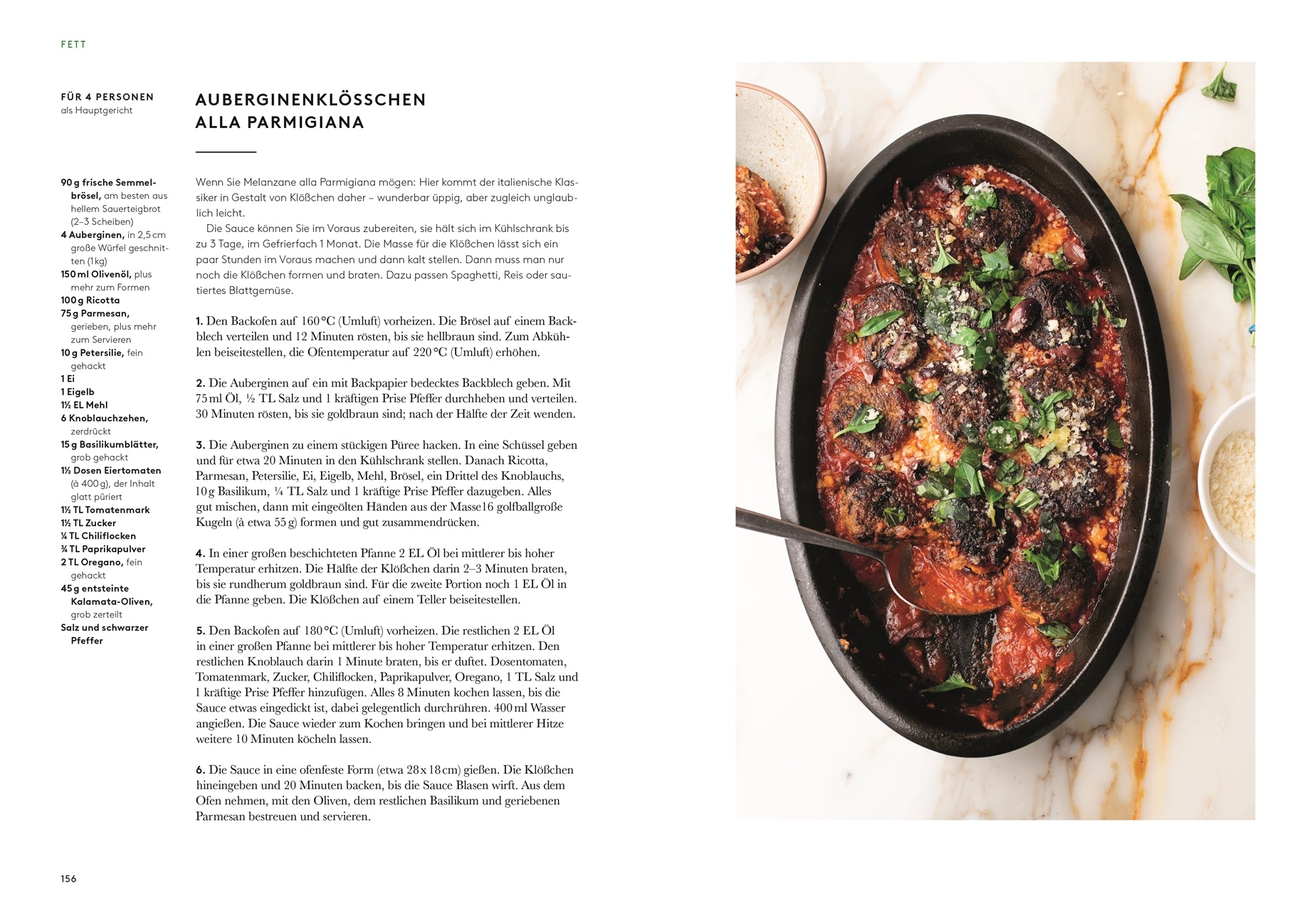 Eine von "Flavour | Rezepte, die begeistern und inspirieren" aus dem DK Verlag inspirierte Rezeptseite zeigt Auberginenklößchen alla Parmigiana, mit Zutaten und Arbeitsschritten auf der linken Seite und einem Foto von gebackenen Auberginenknödeln mit Kräutern und Käse auf der rechten Seite.