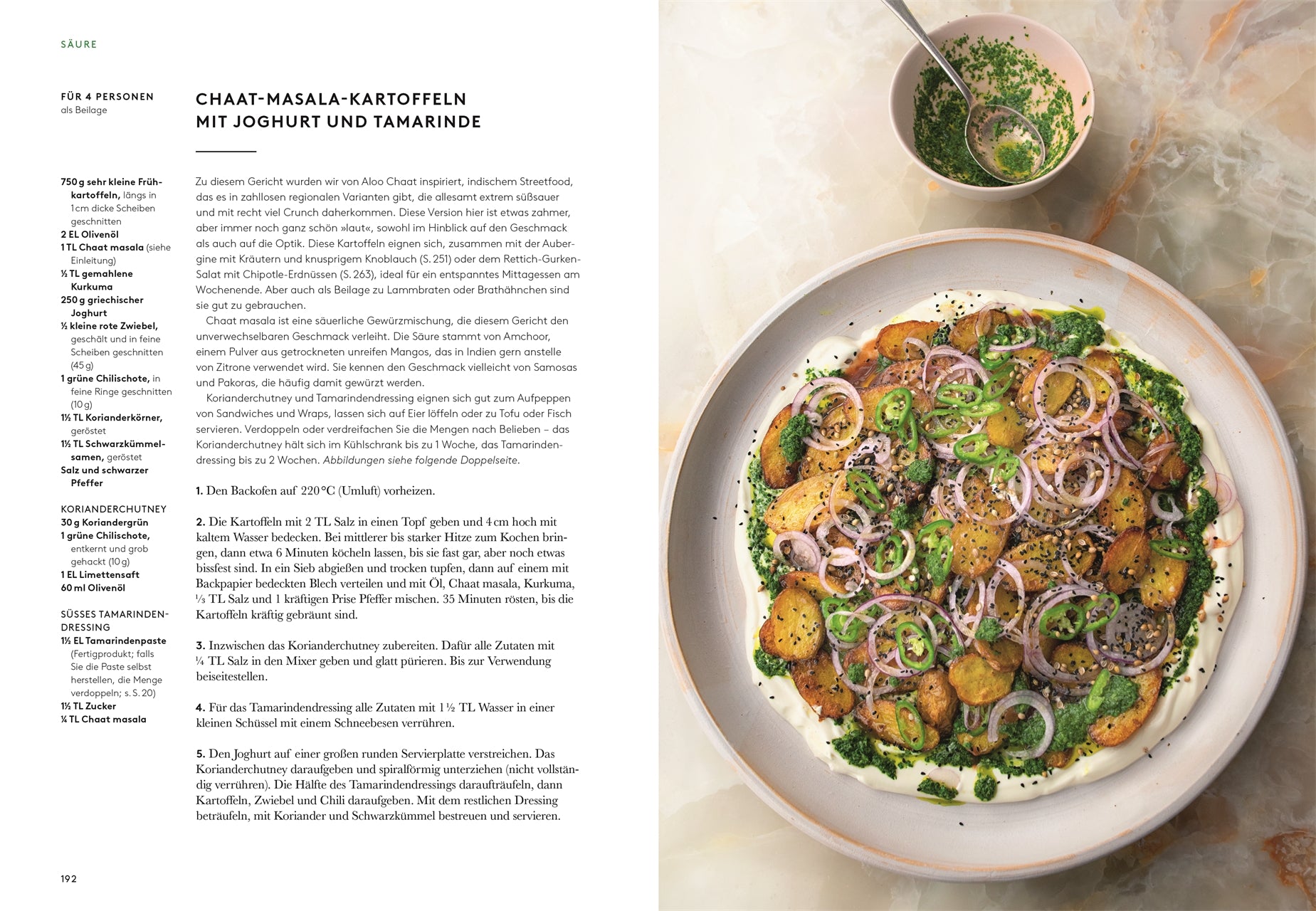 Gebratene Kartoffelscheiben mit roten Zwiebeln, Kräutern und Schwarzkümmel auf Joghurtsauce, serviert mit grünem Chutney und einem Löffel. Inspiriert von Flavour | Rezepte, die begeistern und inspirieren vom DK Verlag. Der Rezepttext ist links auf der beigen Fläche abgebildet.
