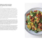 Eine Schüssel mit dünn geschnittenen Zucchini mit Kräutern, Harissa-Sauce und Zitronenschale erinnert an "Flavour | Rezepte, die begeistern und inspirieren" aus dem DK Verlag. Der Text des Rezepts ist links auf weißem Hintergrund abgebildet.