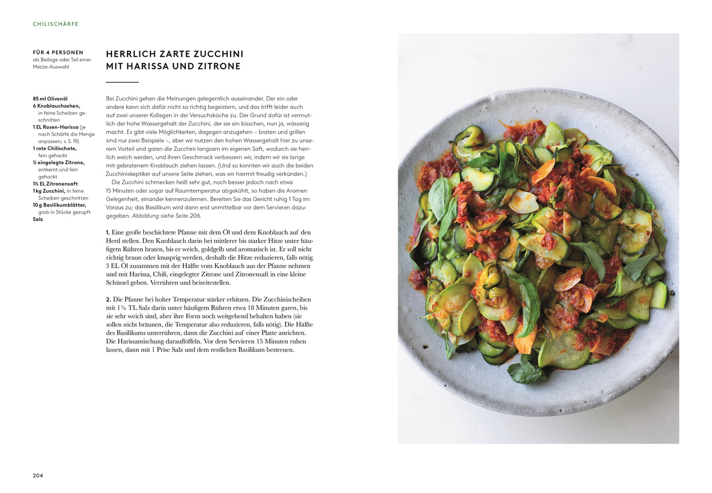 Eine Schüssel mit dünn geschnittenen Zucchini mit Kräutern, Harissa-Sauce und Zitronenschale erinnert an "Flavour | Rezepte, die begeistern und inspirieren" aus dem DK Verlag. Der Text des Rezepts ist links auf weißem Hintergrund abgebildet.