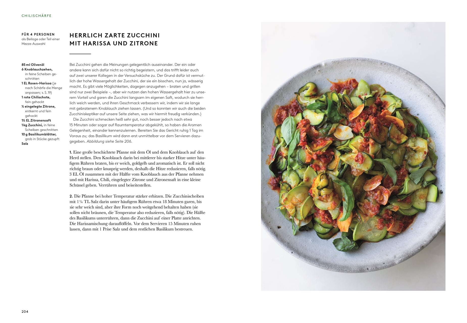 Eine Schüssel mit dünn geschnittenen Zucchini mit Kräutern, Harissa-Sauce und Zitronenschale erinnert an "Flavour | Rezepte, die begeistern und inspirieren" aus dem DK Verlag. Der Text des Rezepts ist links auf weißem Hintergrund abgebildet.