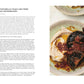 Ein Teller mit gegrillten Portobello-Pilzen und kräftiger roter Sauce steht neben cremigem weißem Bohnenpüree. Inspiriert vom Kochbuch "Flavour | Rezepte, die begeistern und inspirieren" des DK Verlags, wird es auf beige-grünem Marmor serviert, Rezepttext links.