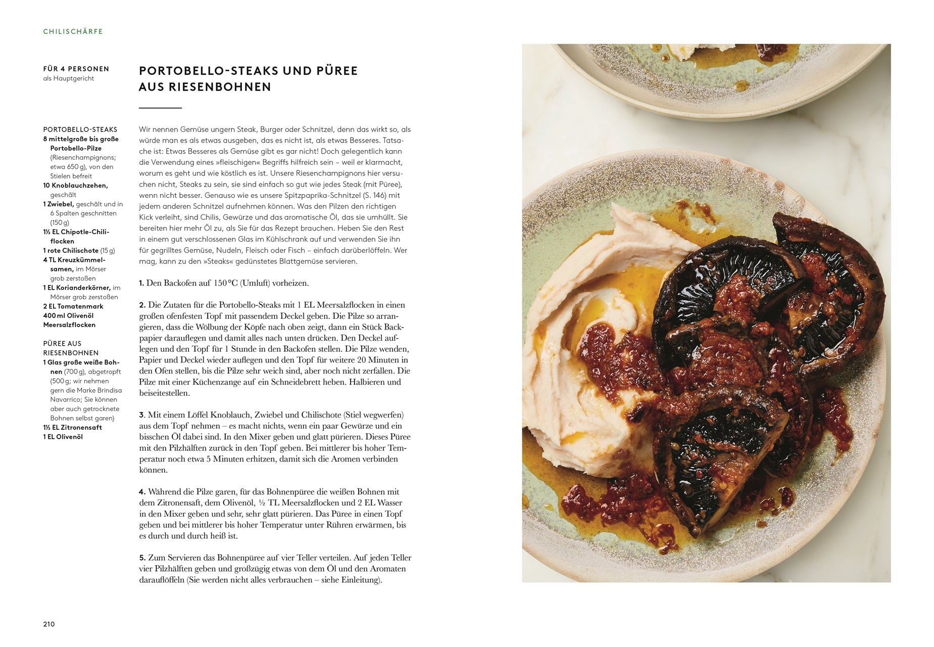 Ein Teller mit gegrillten Portobello-Pilzen und kräftiger roter Sauce steht neben cremigem weißem Bohnenpüree. Inspiriert vom Kochbuch "Flavour | Rezepte, die begeistern und inspirieren" des DK Verlags, wird es auf beige-grünem Marmor serviert, Rezepttext links.