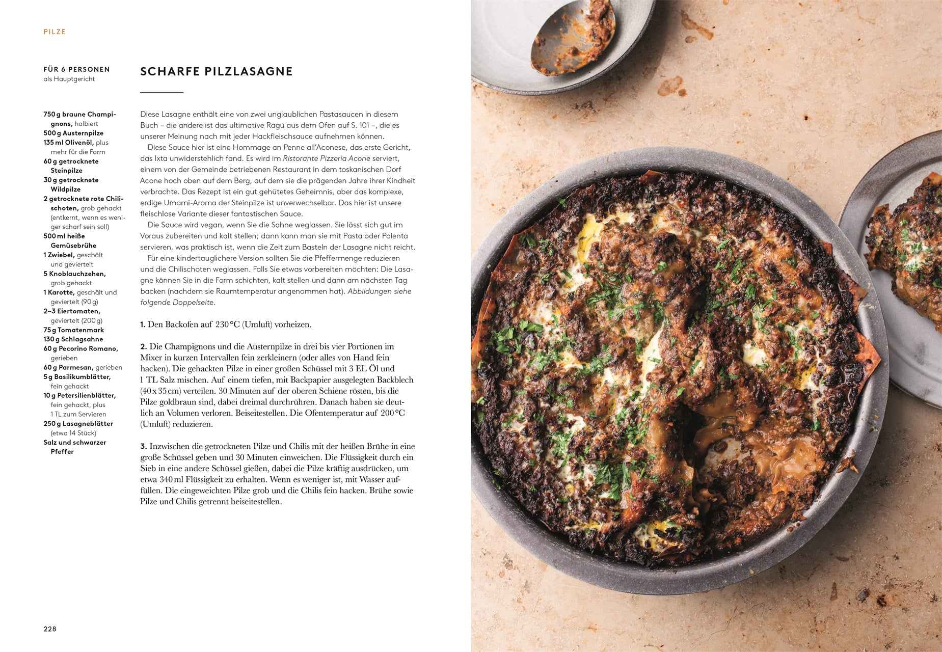 Die Draufsicht auf eine gebackene Pilzlasagne, inspiriert von "Flavour | Rezepte, die begeistern und inspirieren" des DK Verlags, liegt in einer runden Schale, belegt mit überbackenem Käse und Kräutern; eine Scheibe fehlt. Auf der linken Seite ist das Rezept abgebildet.