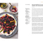 Eine farbenfrohe Tarte mit frischen Beeren und Minze wird mit Kräuterjoghurt kombiniert, inspiriert von Yotam Ottolenghis deutschem Rezept für Schafsjoghurt Labneh aus "Flavour | Rezepte, die begeistern und inspirieren" vom DK Verlag.