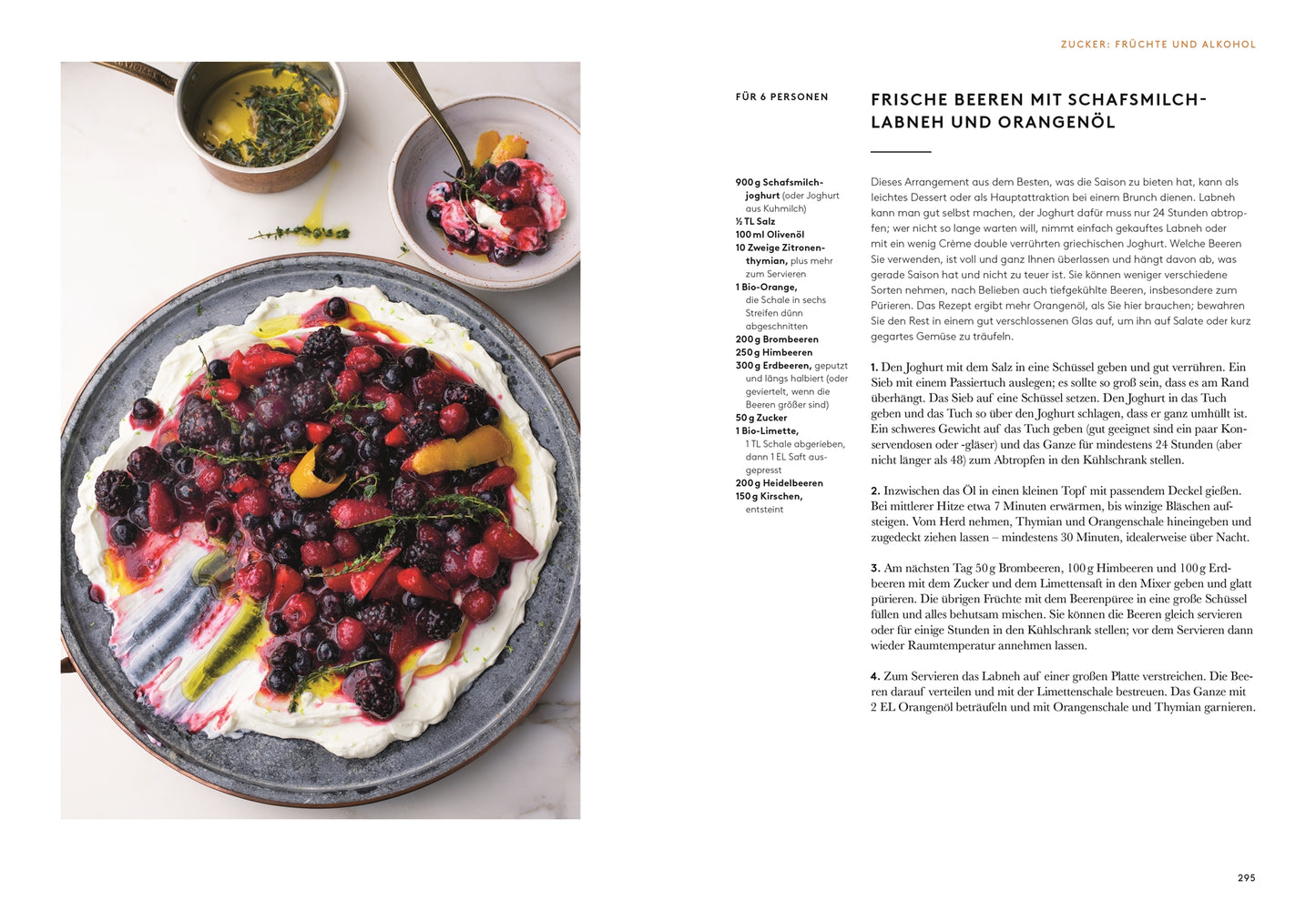 Eine farbenfrohe Tarte mit frischen Beeren und Minze wird mit Kräuterjoghurt kombiniert, inspiriert von Yotam Ottolenghis deutschem Rezept für Schafsjoghurt Labneh aus "Flavour | Rezepte, die begeistern und inspirieren" vom DK Verlag.
