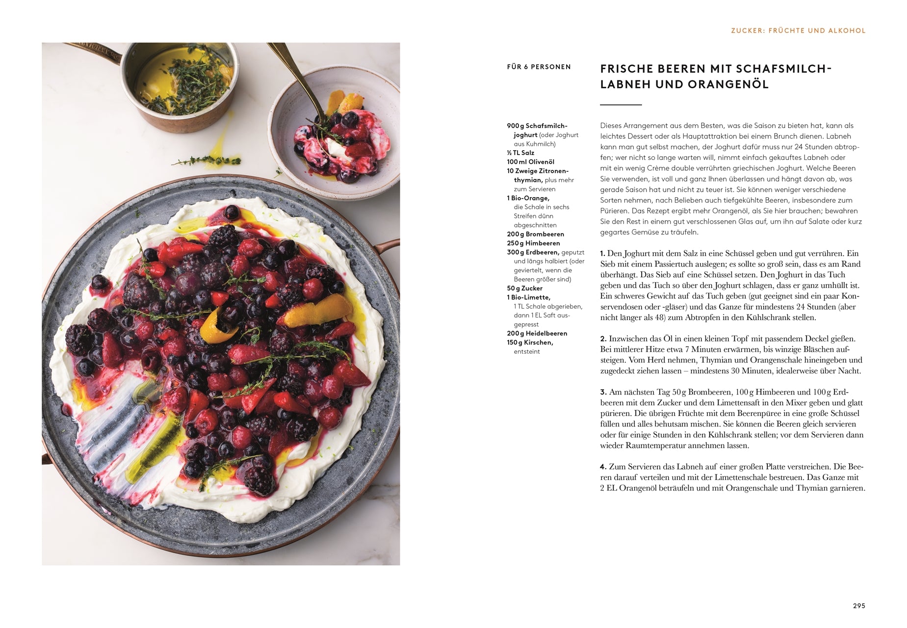 Eine farbenfrohe Tarte mit frischen Beeren und Minze wird mit Kräuterjoghurt kombiniert, inspiriert von Yotam Ottolenghis deutschem Rezept für Schafsjoghurt Labneh aus "Flavour | Rezepte, die begeistern und inspirieren" vom DK Verlag.
