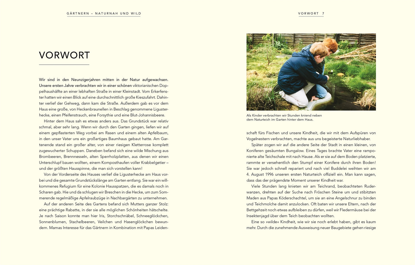 Eine Person kniet an einem Teich in einem üppigen Naturgarten, umgeben von Grünpflanzen. Neben dem Foto ist eine Seite aus dem Buch "Wildnis im Garten | Natürlich schön statt künstlich angelegt!" des DK Verlags zu sehen.