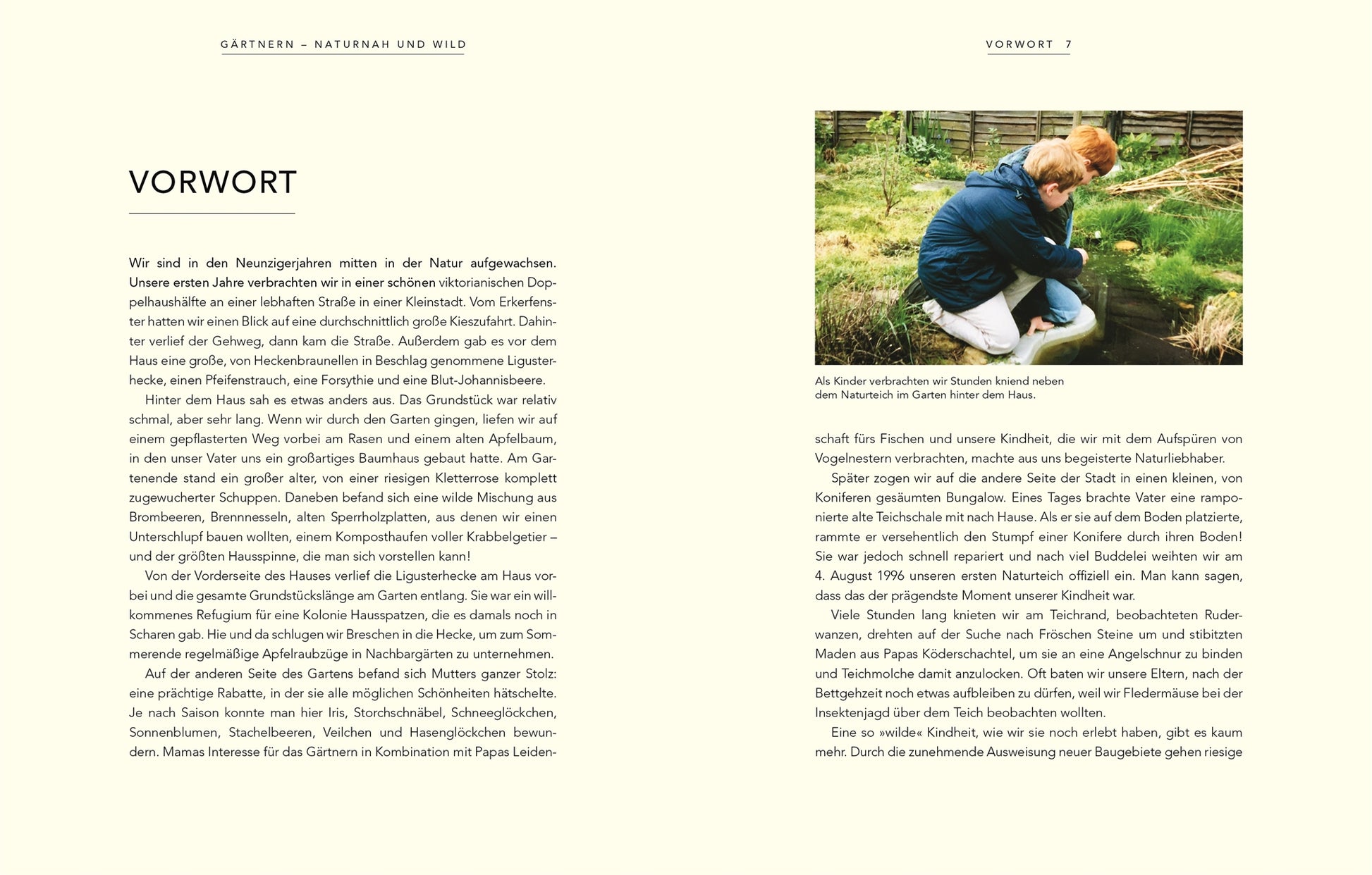 Eine Person kniet an einem Teich in einem üppigen Naturgarten, umgeben von Grünpflanzen. Neben dem Foto ist eine Seite aus dem Buch "Wildnis im Garten | Natürlich schön statt künstlich angelegt!" des DK Verlags zu sehen.