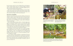 In "Wildnis im Garten | Natürlich schön statt künstlich angelegt!" aus dem DK Verlag finden sich auf zwei Seiten Text und drei Naturgarten-Fotos: ein Mensch, der ein Tier füttert, ein kleines dunkles Tier auf einem Ast und eines, das im Wasser nach Nahrung greift, jeweils mit Bildunterschriften.