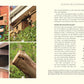 Eine Fotocollage zeigt verschiedene Nistkästen in natürlicher Umgebung und illustriert "Wildnis im Garten | Natürlich schön statt künstlich angelegt!" aus dem DK Verlag. Der deutsche Text ist rechts abgebildet.
