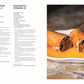 Eine Nahaufnahme von zwei mit Kohl gefüllten Strudeln, inspiriert durch das Buch Vegetarisch | Meisterwerk der vegetarischen Küche des DK Verlags, auf einem weißen Teller mit Orangensauce vor einer verschwommenen Steintischplatte.