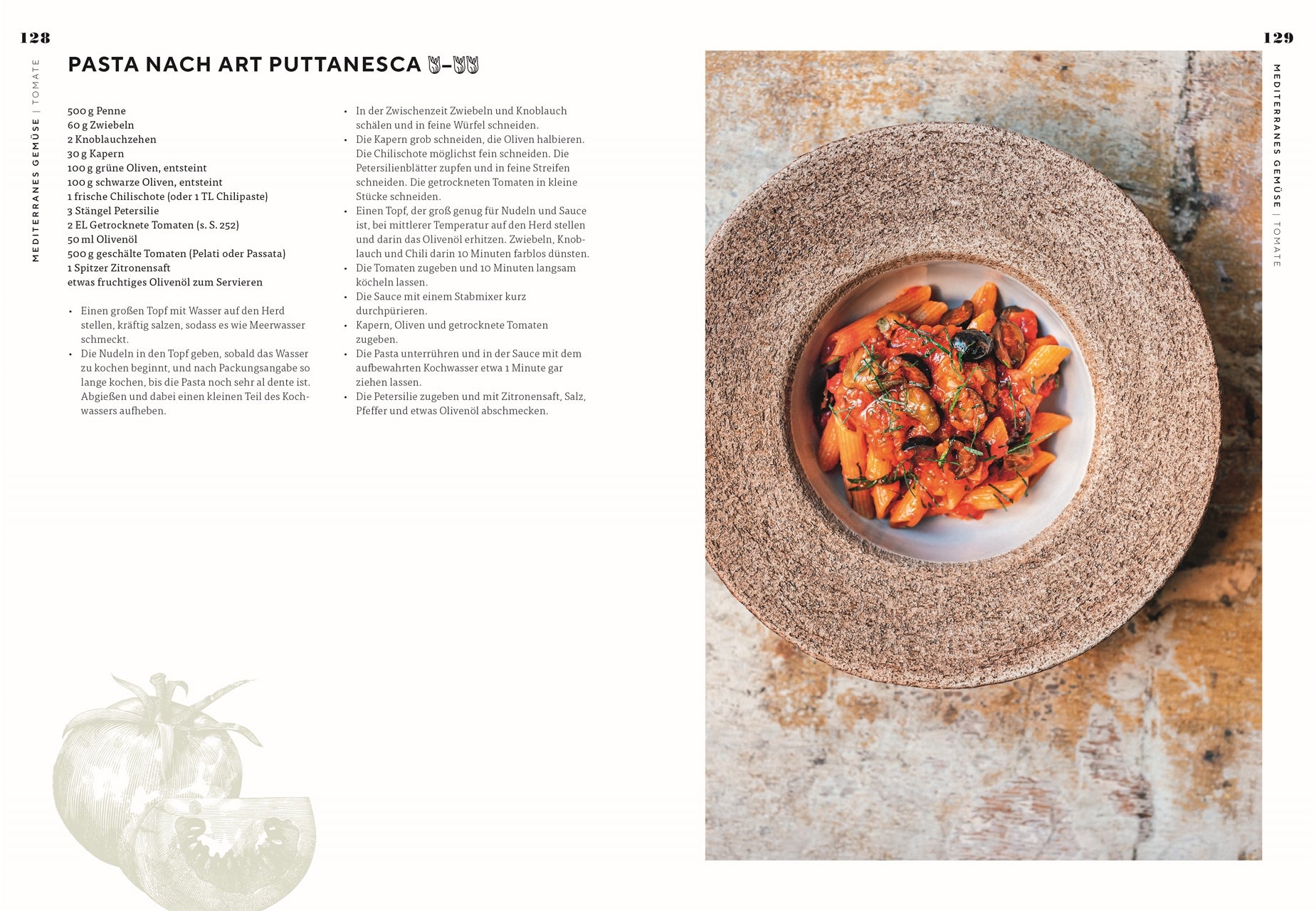 Ein Teller mit Nudeln mit Tomatensoße, Oliven und Kräutern steht auf einem strukturierten Teller. Auf der linken Seite ist ein Puttanesca-Rezept aus dem DK Verlag "Vegetarisch | Meisterwerk der vegetarischen Küche" abgebildet, darunter Tomaten.