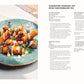 Ein grüner Keramikteller mit goldbraun paniertem Spargel, Miso-Mayo-Klecksen und frischen Kräutern. Inspiriert von "Vegetarisch | Meisterwerk der vegetarischen Küche" aus dem DK Verlag, ist das Bild mit einem deutschen Rezept auf der rechten Seite kombiniert.